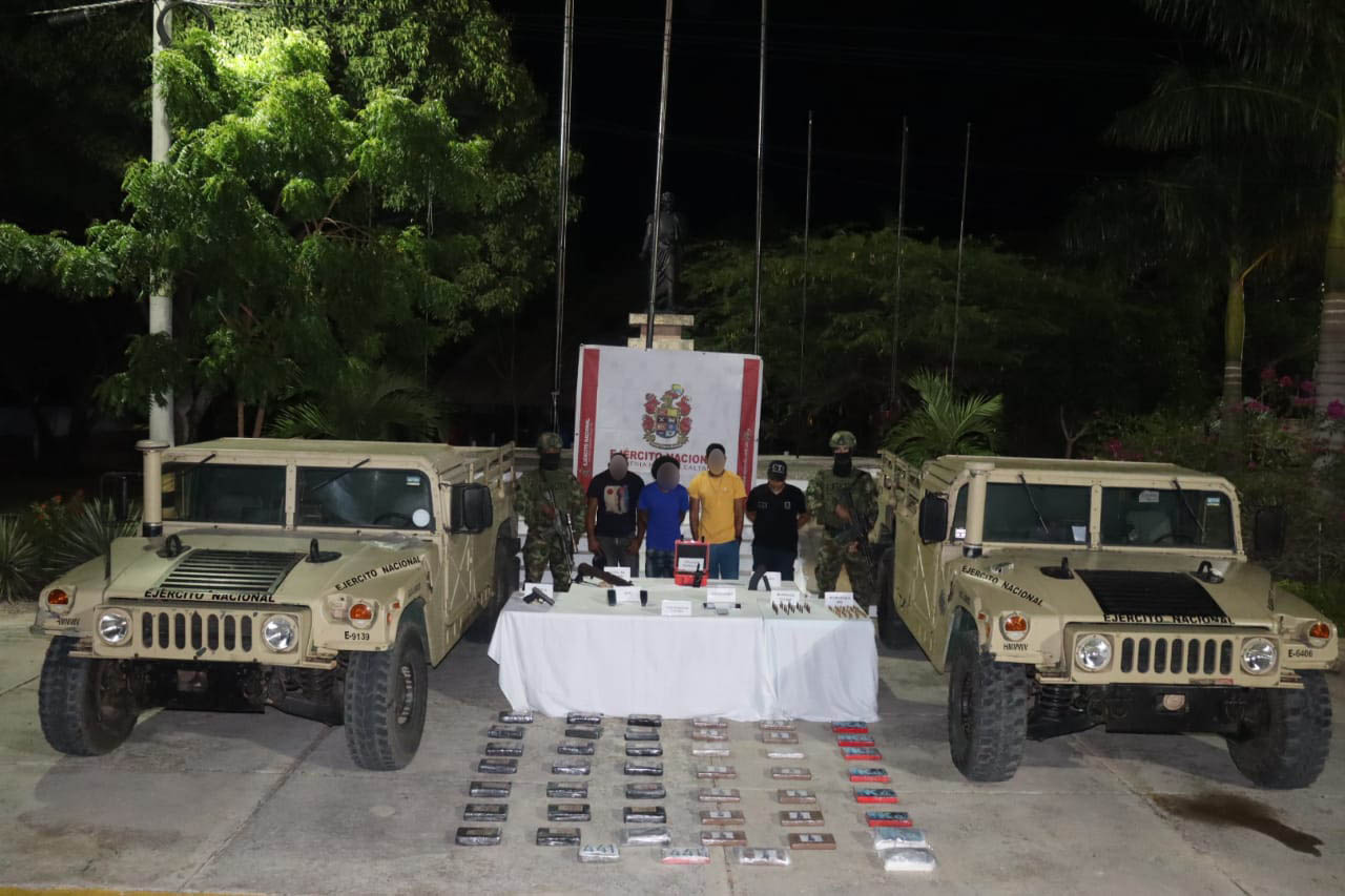 Ejército y Fiscalía capturaron en La Guajira a tres sujetos con material de guerra y cerca de 50 kilos de clorhidrato de cocaína