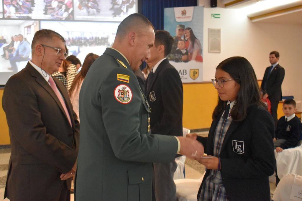 Ejército Nacional entregó 80 becas de estudio para jóvenes a nivel nacional.