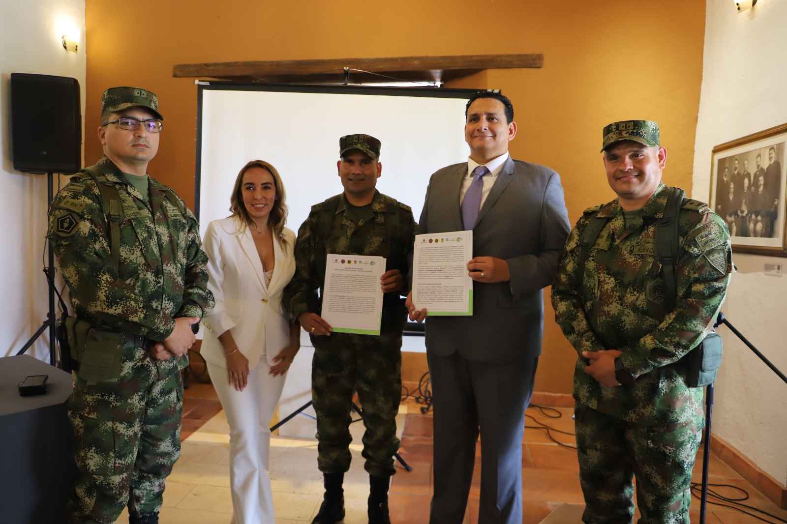 Ejército Nacional y Jardines La Colina firmaron acuerdo de voluntades en un trabajo mancomunado por el medio ambiente