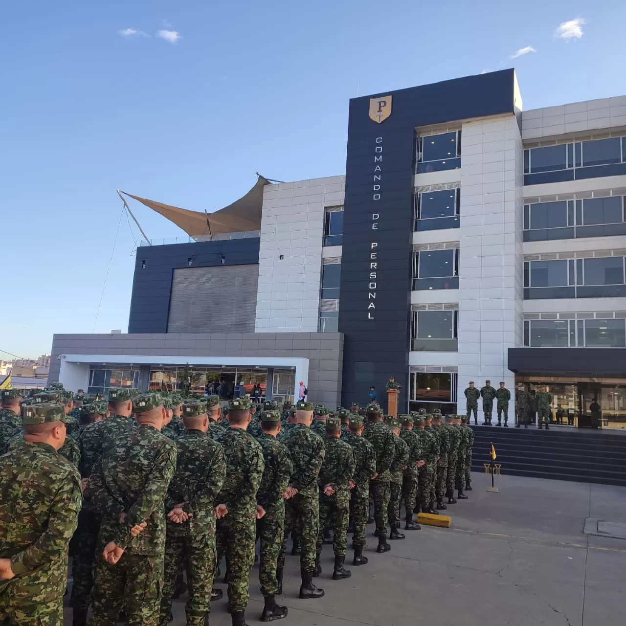 Más de 220.000 miembros del Ejército Nacional en fila mantienen la seguridad y la defensa nacional.