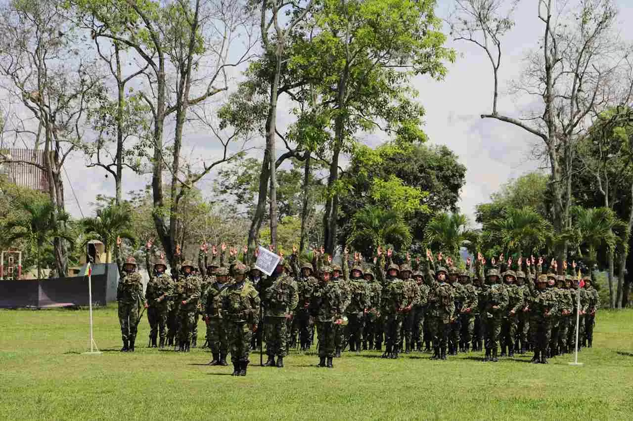 En Bucaramanga: El primer contingente femenino jura defender el tricolor nacional con valentía y compromiso