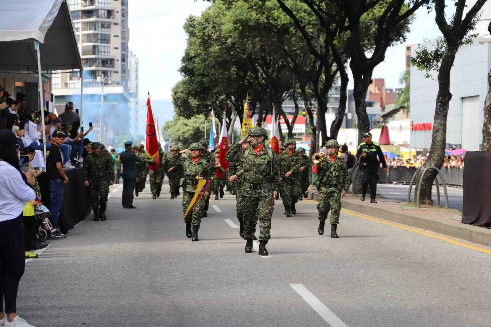 Henchidos de orgullo patrio, los bumangueses cumplieron la cita al Desfile Militar y Policial del 20 de julio