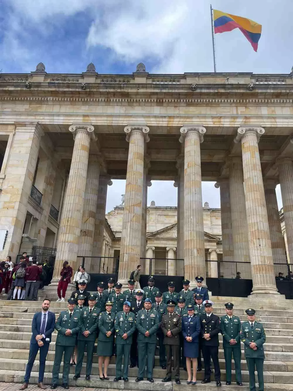 Apertura a nuevas experiencias: estudiantes de la Escuela de Misiones Internacionales del Ejército Nacional visitan el Capitolio Nacional por primera vez