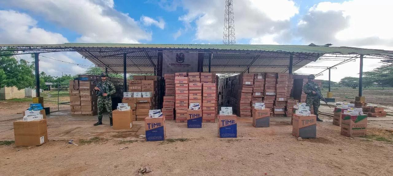 En operaciones coordinadas entre el Ejército Nacional, la Policía y la Fiscalía General de la Nación se incautaron más de 1500 cajas de cigarrillos de contrabando en Maicao