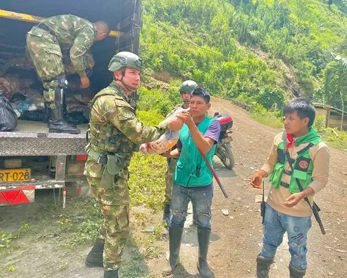 Ejército apoyó entrega de ayudas a comunidades indígenas de Mistrató