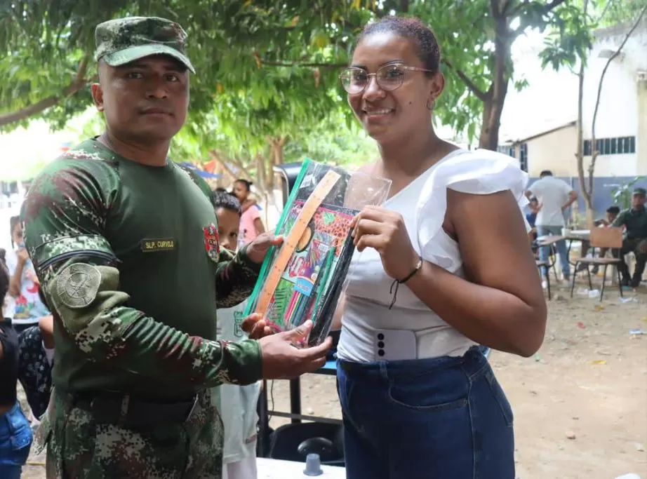 En una jornada de apoyo al desarrollo, el Ejército Nacional entregó kits escolares en el sur de Bolívar para beneficiar a más de 1600 personas