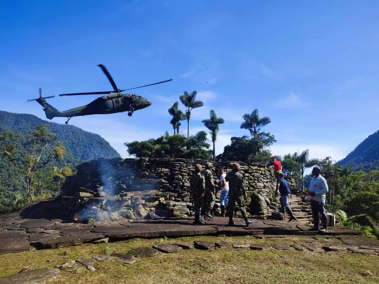 Ejército Nacional mediante operaciones de apoyo de la defensa a la autoridad civil, apoya transportando materiales para la adecuación de los baños del Parque Arqueológico Teyuna en Ciudad Perdida, Sierra Nevada de Santa Marta