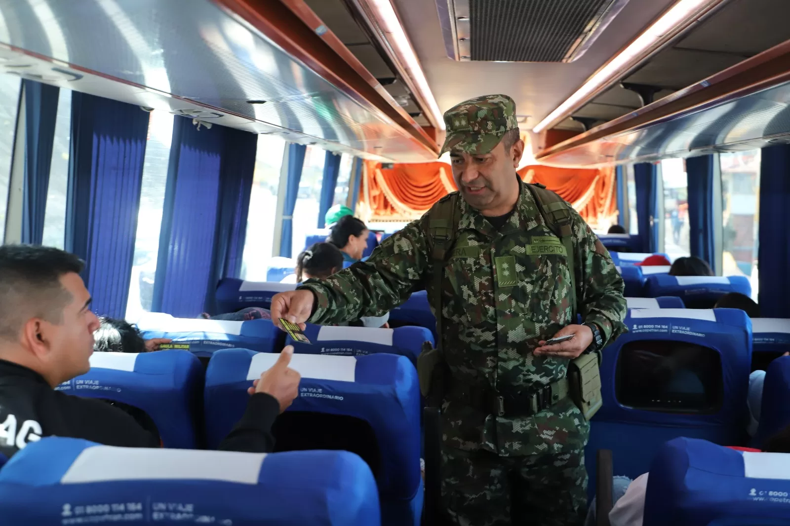 Soldados desplegados sobre las vías, brindan un viaje seguro en esta semana de receso escolar