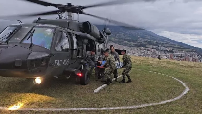 Por aire y tierra, soldados evacuaron a dos personas heridas por artefactos explosivos en Nariño