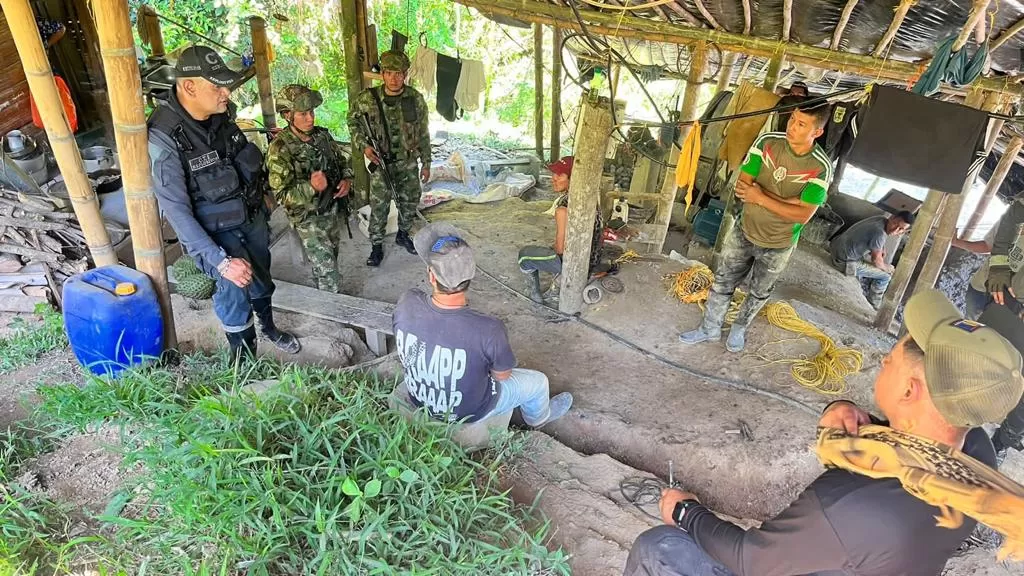 En Caldas, el Ejército captura a doce sujetos por explotación ilícita de yacimientos mineros, e incauta tonelada y media de mineral procesado para la extracción de oro