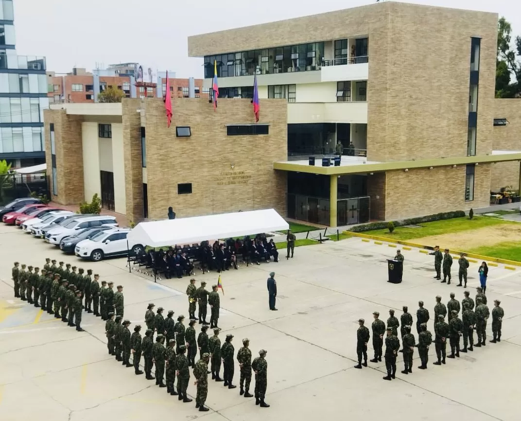 Formación de reconocimiento a Director de Control Reservas del Ejército