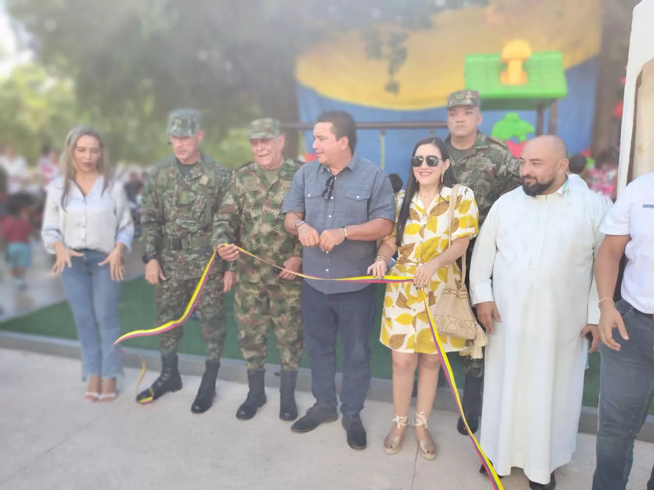 En vísperas de la Navidad, el Ejército Nacional y Cerrejón entregaron un parque recreativo infantil en Barrancas, La Guajira