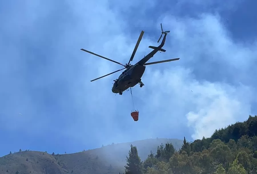 Soldados del Ejército Nacional continúan contrarrestando el incendio en Pamplona, Norte de Santander