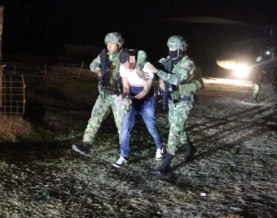 Ejército Nacional rescata a un hombre que era movilizado con cadenas en una vía en el sur de Bolívar