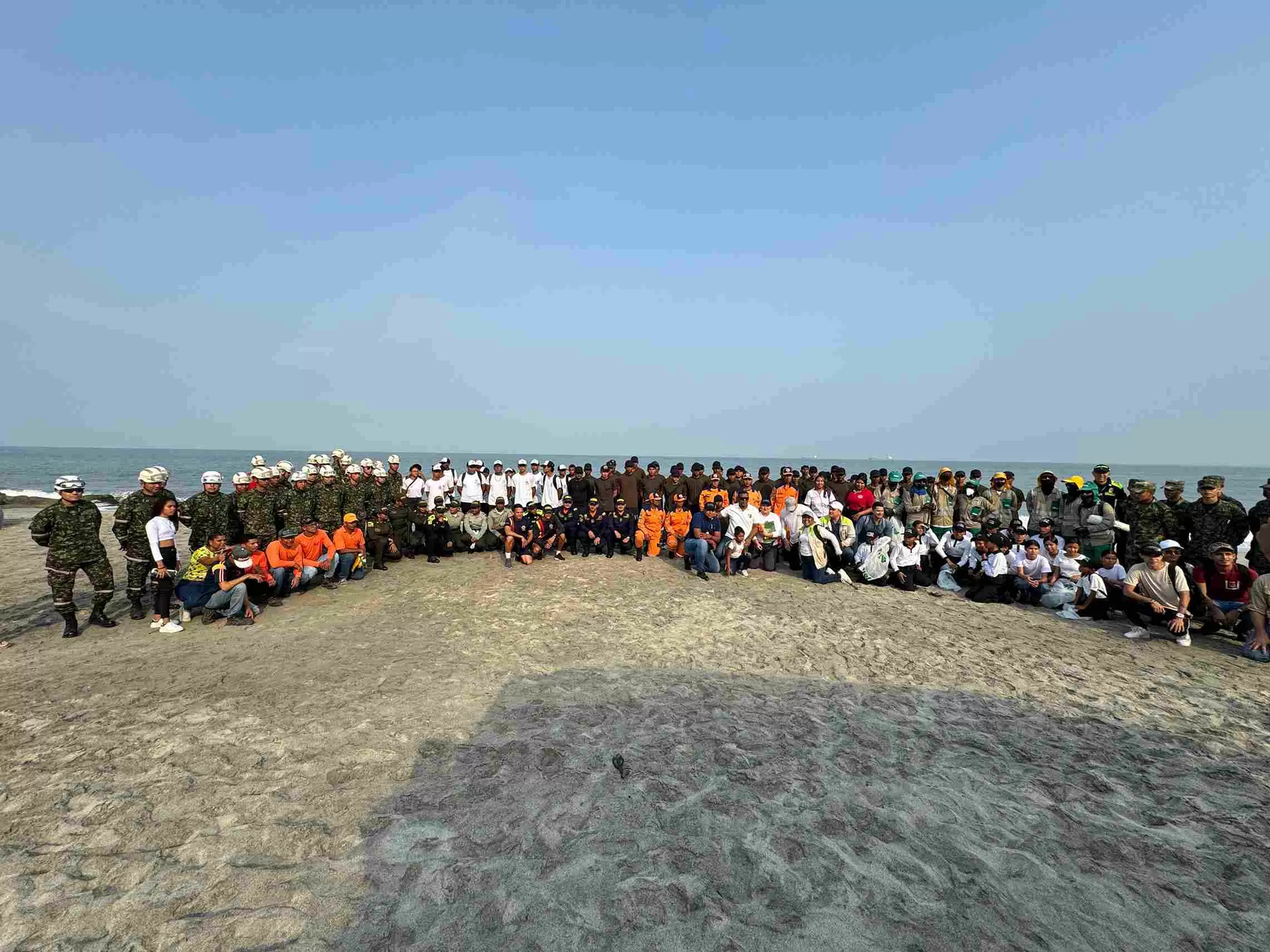 Ejército Nacional participó activamente en la primera Playaton 2024 en Santa Marta, liderada por ESSMAR E. S. P.