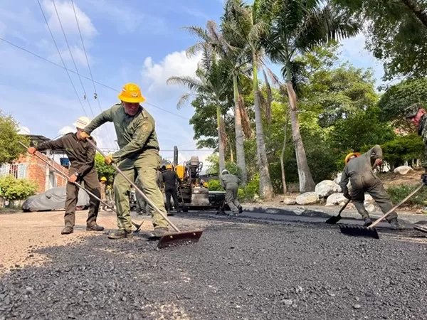 Soldados de la Quinta Brigada avanzan en el mantenimiento de la malla vial de la comuna 1 y 2 en Bucaramanga, Santander