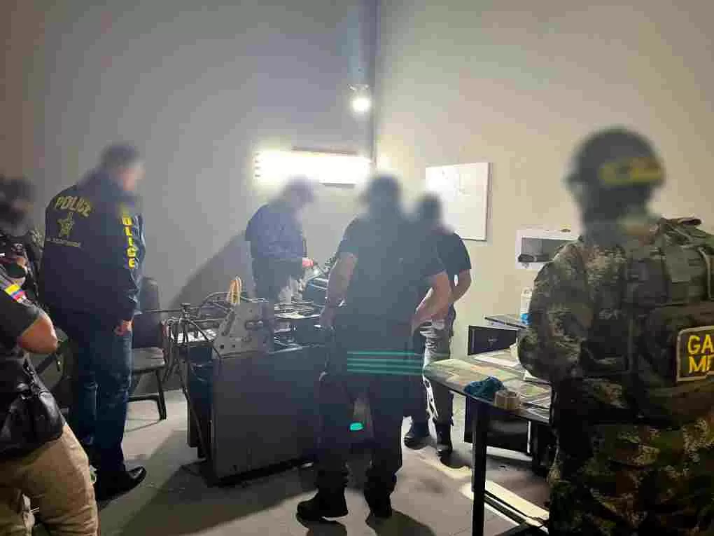 Ejército y Departamento de Seguridad de EE. UU. capturan a falsificador de dólares