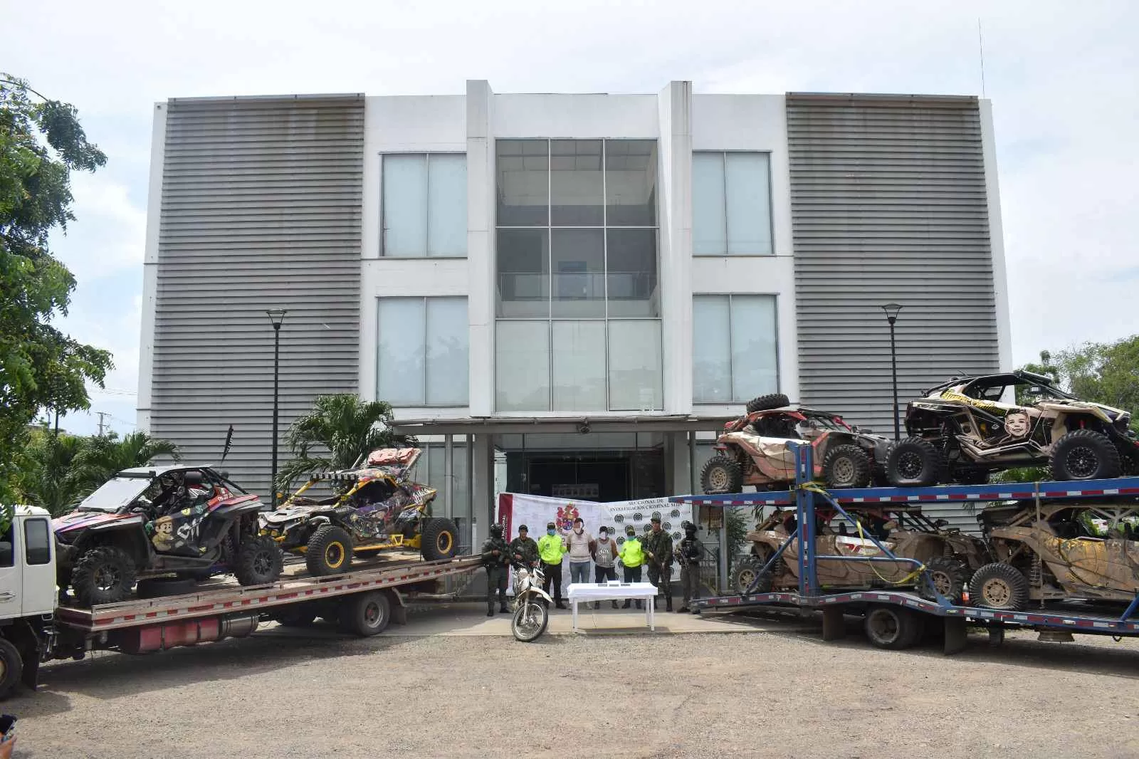 Ejército rescató en Tibú, tres conductores y recuperó tres camiones que transportaban nueve Buggy hurtados en Norte de Santander