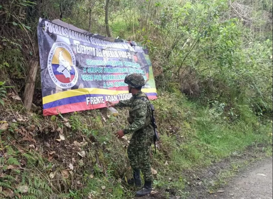 Producto del despliegue operacional en el Valle del Cauca, tropas del Ejército desmontaron vallas alusivas a disidencias