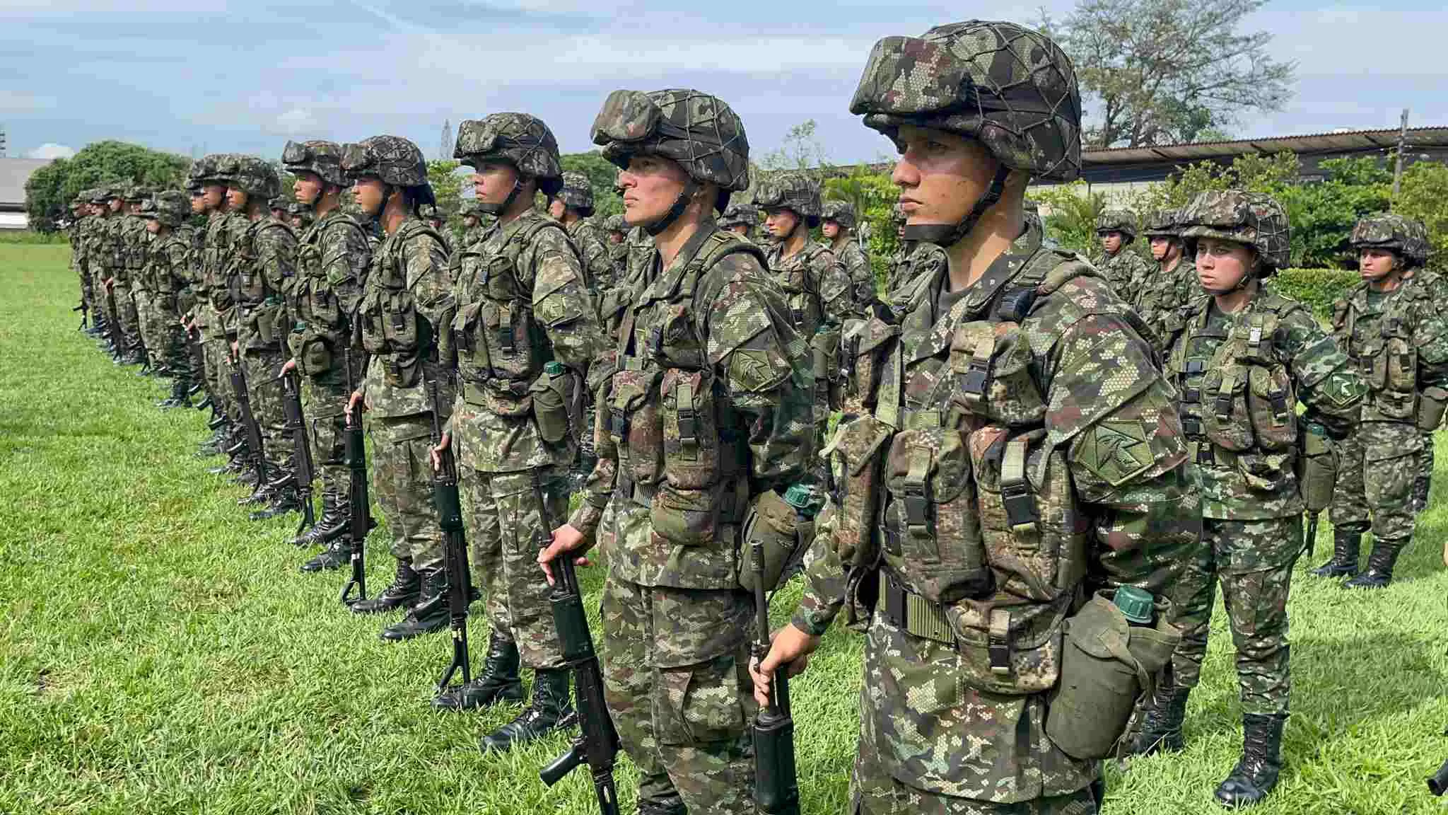 Soldados que sirven con honor a Colombia
