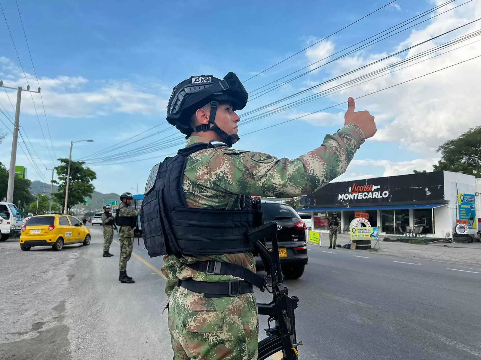 El Ejército Nacional desplegó más de 1300 soldados durante el fin de semana con festivo, promoviendo la campaña Viaje Seguro, su Ejército está en la vía en el norte del país