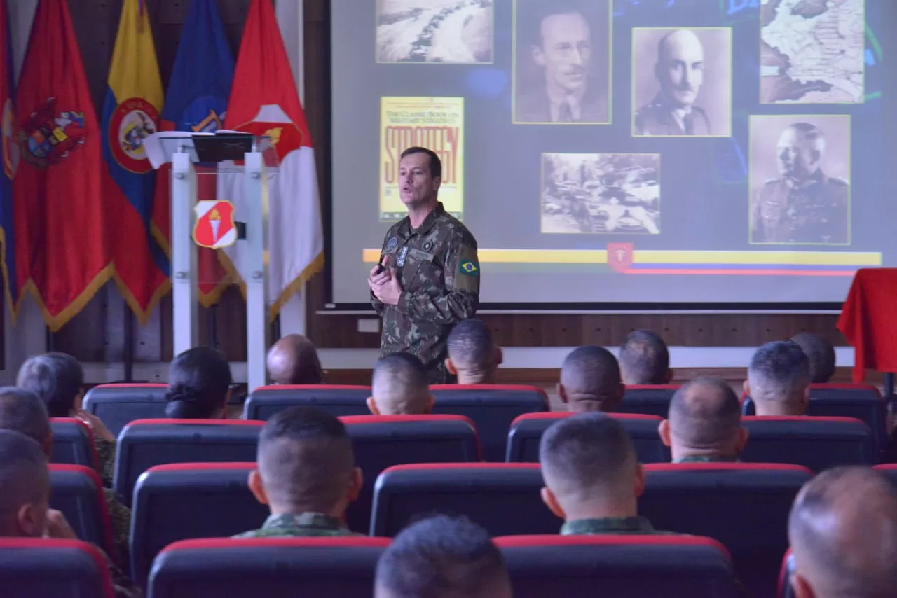 Fortaleciendo Competencias: Colaboración Internacional en la Formación de los próximos Sargentos Mayores de Comando del las Fuerzas Militares