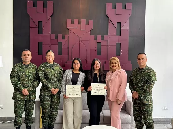 La Escuela de Ingenieros Militares otorga menciones de honor y becas a estudiantes destacadas