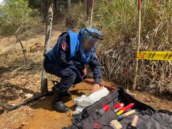 Batallón de Ingenieros de Desminado Humanitario N.° 5 entregan camino seguro a comunidad de Baraya, Huila.