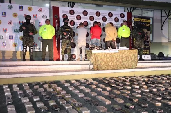 Ejército captura a 3 sujetos por narcotráfico e incauta media tonelada de clorhidrato de cocaína en Risaralda.