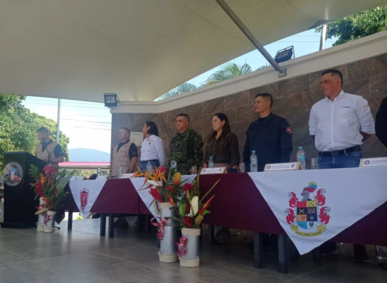 La Brigada de Desminado Humanitario con sus capacidades diferenciales, genera pedagogía preventiva sobre artefactos explosivos cerca de una escuela en la Uribe, Meta