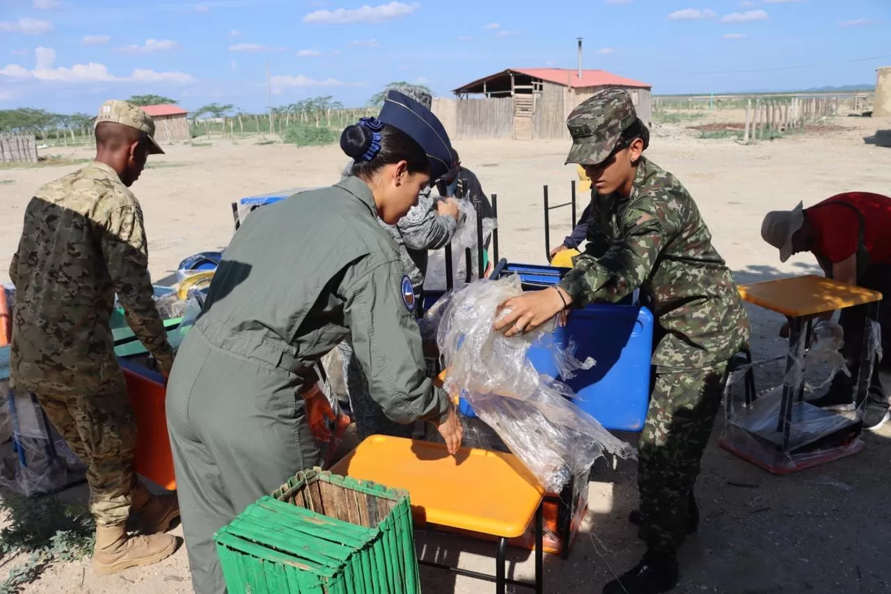 Buscando impulsar una mejor educación para los niños y niñas de la Guajira, el Ejército Nacional y Fuerza Aérea se unen para entregar más de 90 pupitres