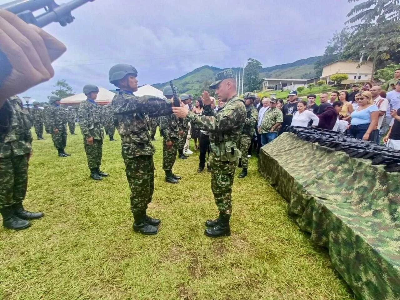 Soldados del BAEEV 4 reciben las armas del estado