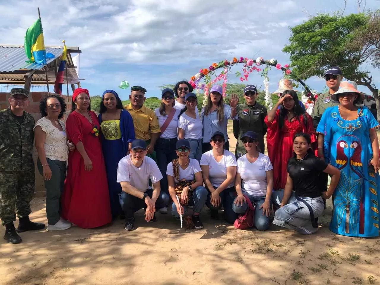 Seguimos comprometidos con las comunidades: Ejército Nacional y la Fuerza Aérea entregaron pupitres y kits escolares en La Guajira