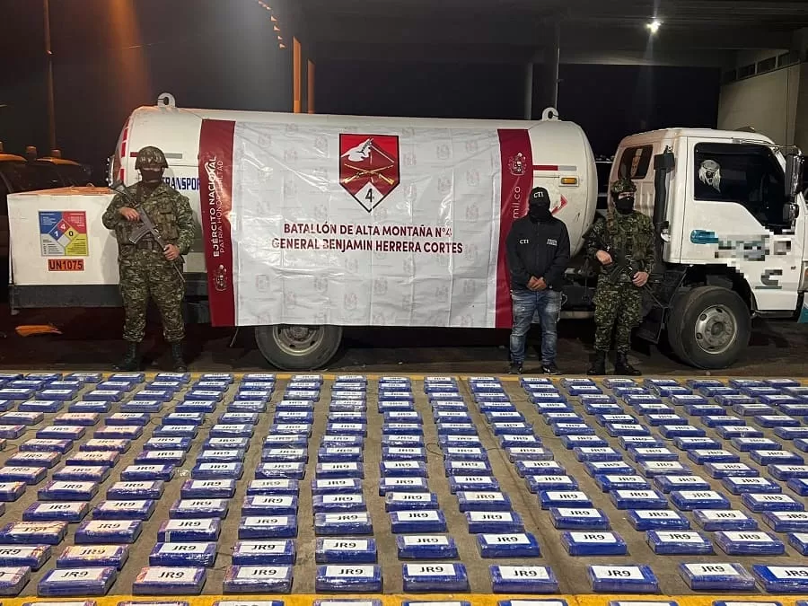 300 kg de cocaína que habían sido ocultados en un camión para el transporte de gas fueron incautados por tropas del Ejército cerca a Popayán, Cauca