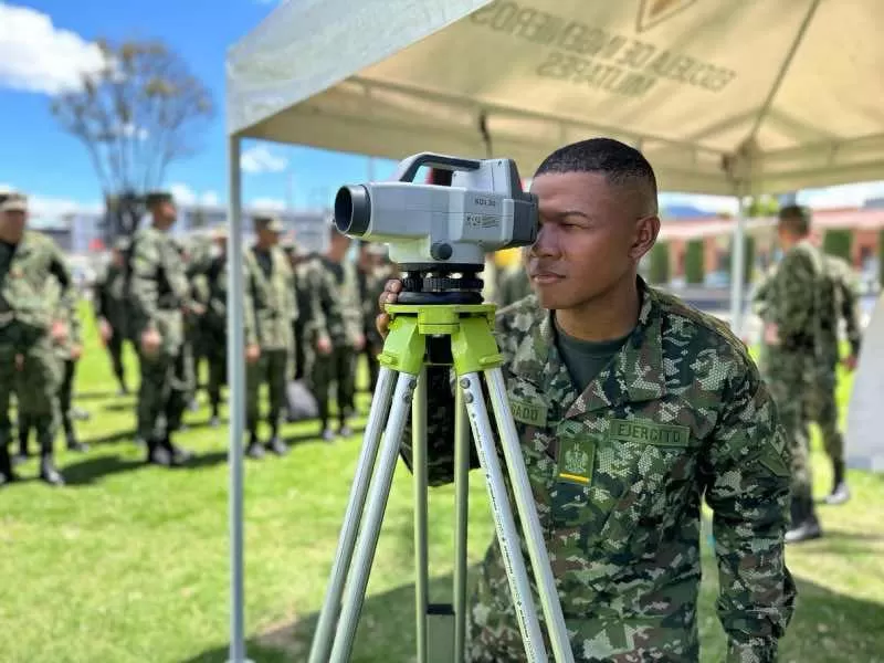 Cadetes de la Escuela Militar de Cadetes se familiarizan con el Arma de Ingenieros