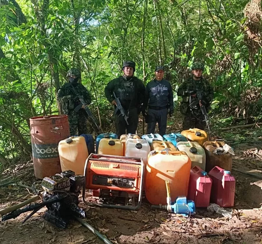 En Putumayo, Ejército Nacional desmantela una refinería ilegal de hidrocarburos, construida artesanalmente por los Comandos de Frontera