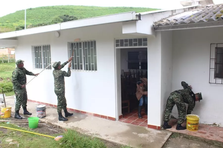 El Ejército Nacional con su programa Fe en Colombia junto a la comunidad, trabajan en la mejora de la Vereda Modelo Fontibón
