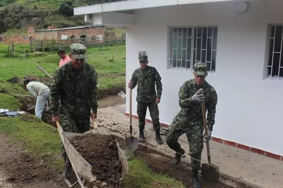 El Ejército Nacional con su programa Fe en Colombia junto a la comunidad, trabajan en la mejora de la Vereda Modelo Fontibón