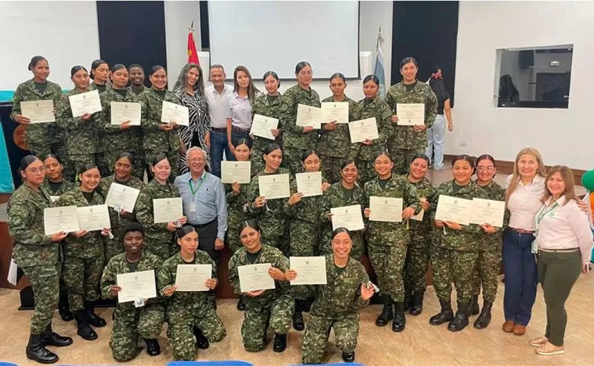 30 mujeres soldado se certifican en electricidad básica