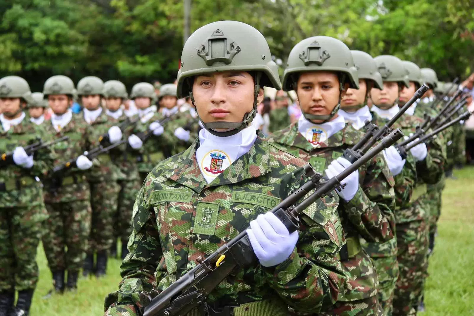 Honor y determinación: Futuros Suboficiales del Ejército Nacional asumen el honor de portar las Armas del Estado