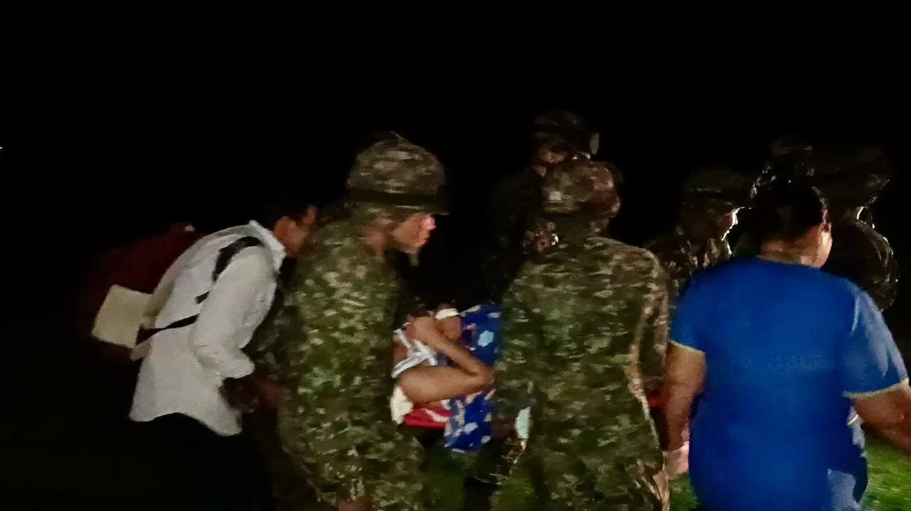 El Ejército Nacional brinda primeros auxilios a una mujer menor de edad en estado de embarazo en Santana Ramos, Caquetá