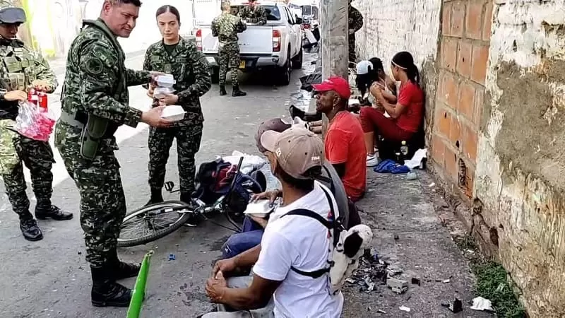 Ejército Nacional comparte 400 cenas de año nuevo con habitantes de calle en Palmira, Valle del Cauca.