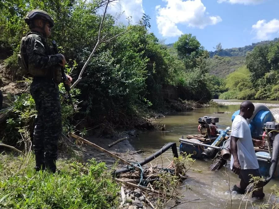 Ejército afecta las rentas de minería ilegal en más de 200 millones de pesos y captura a un sujeto por el presunto delito de explotación ilícita de yacimientos mineros en el Quindío