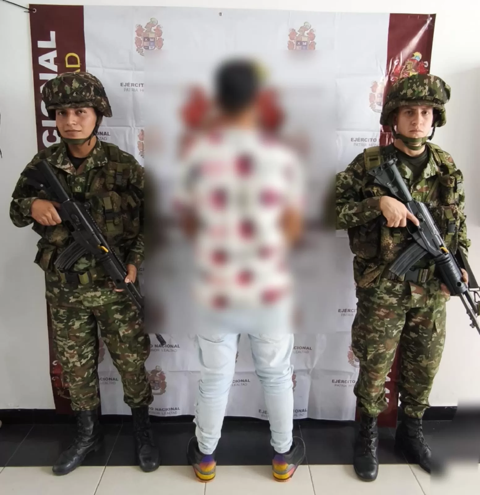 Integrante del GAO-r Frente Carlos Patiño se entrega voluntariamente al Ejército Nacional