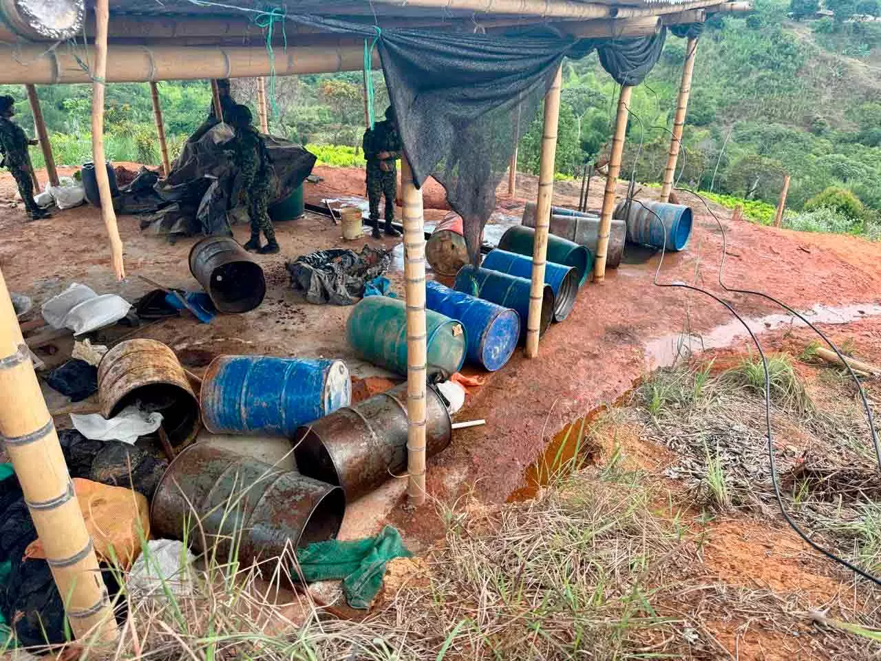 Golpe al narcotráfico: Ejército Nacional ubica y destruye controladamente siete laboratorios de pasta base de coca en Cauca