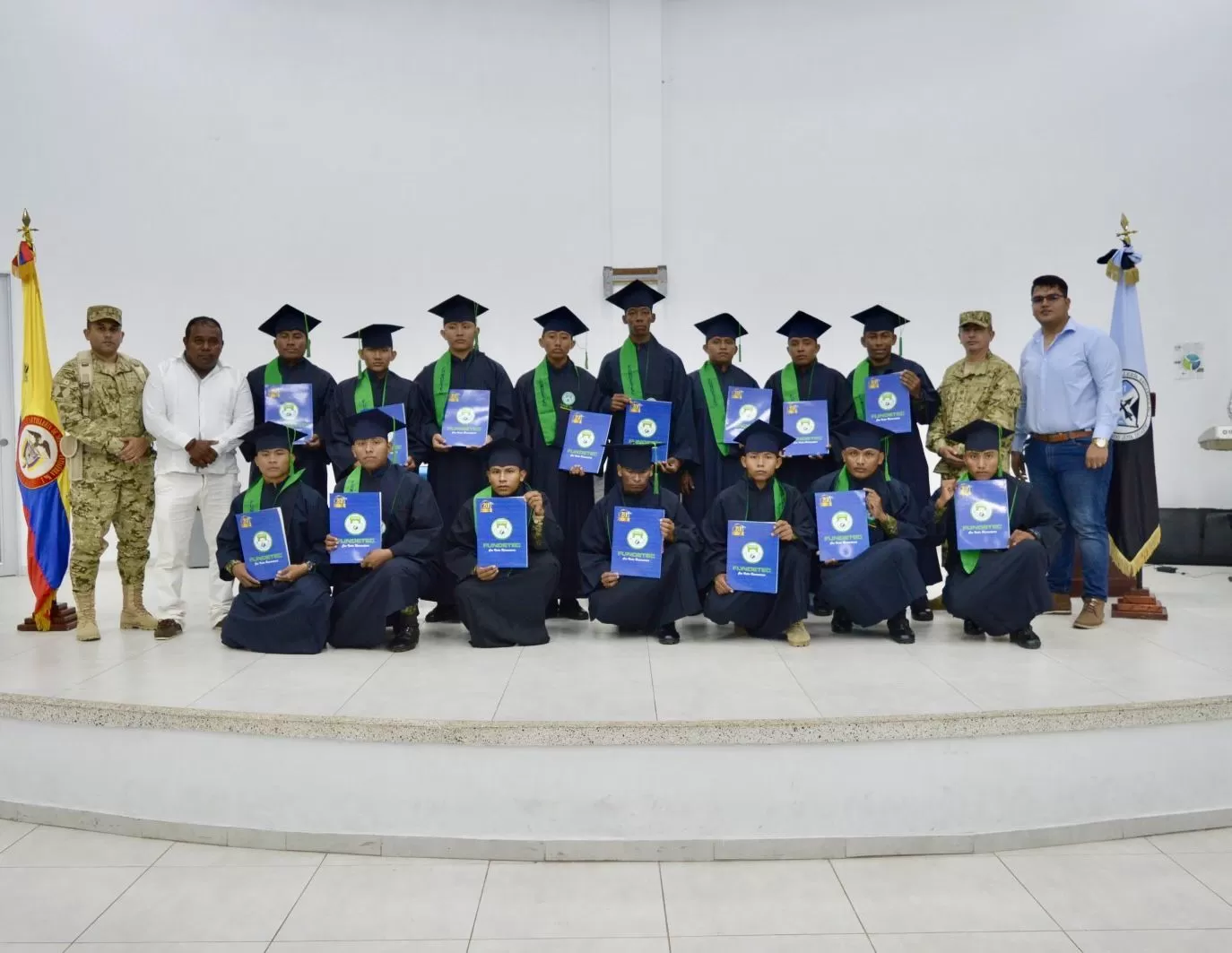 Soldados de la Décima Brigada se gradúan como bachilleres en Albania, La Guajira