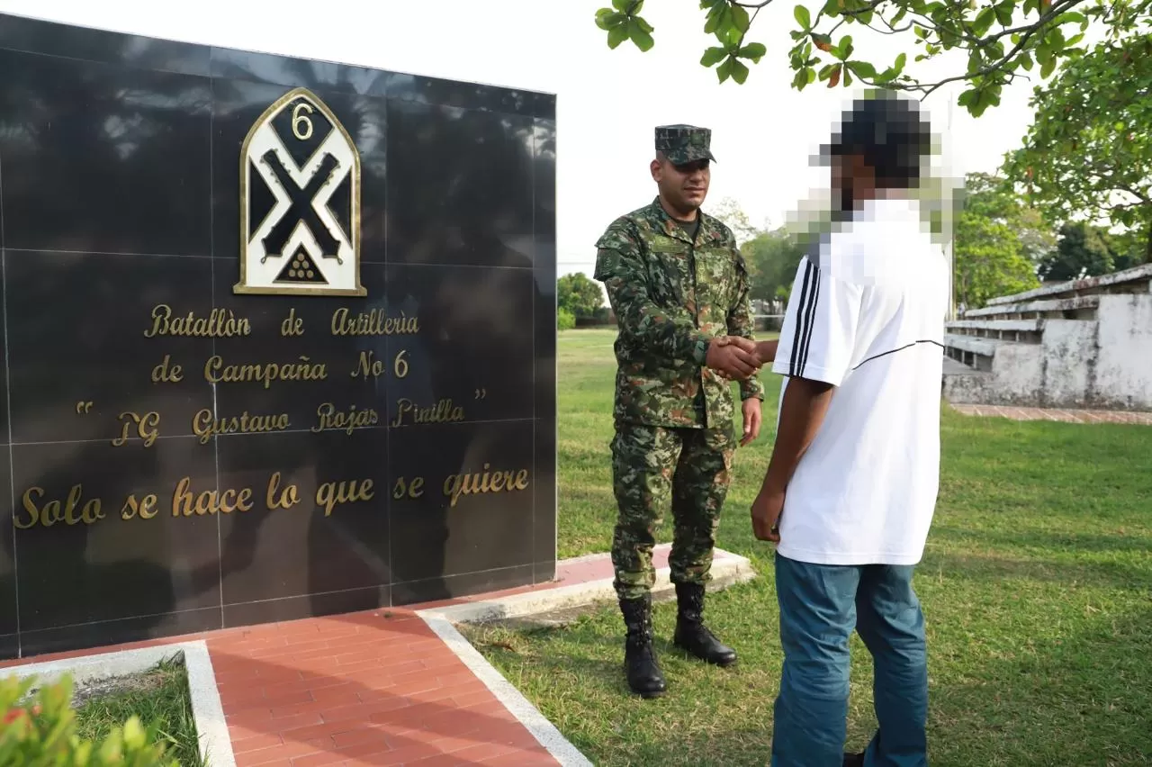 Ante tropas del Ejército Nacional en Santander un integrante del GAO ELN se desmovilizó y otro del GAO Clan del Golfo se sometió a la justicia