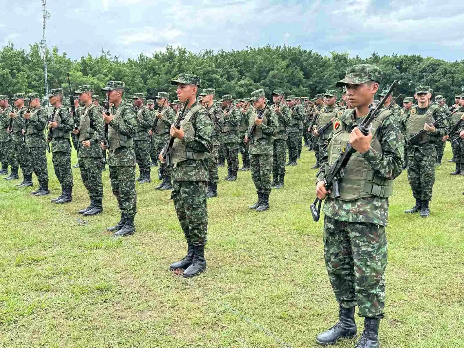 Entrega de armas a soldados en Tolemaida