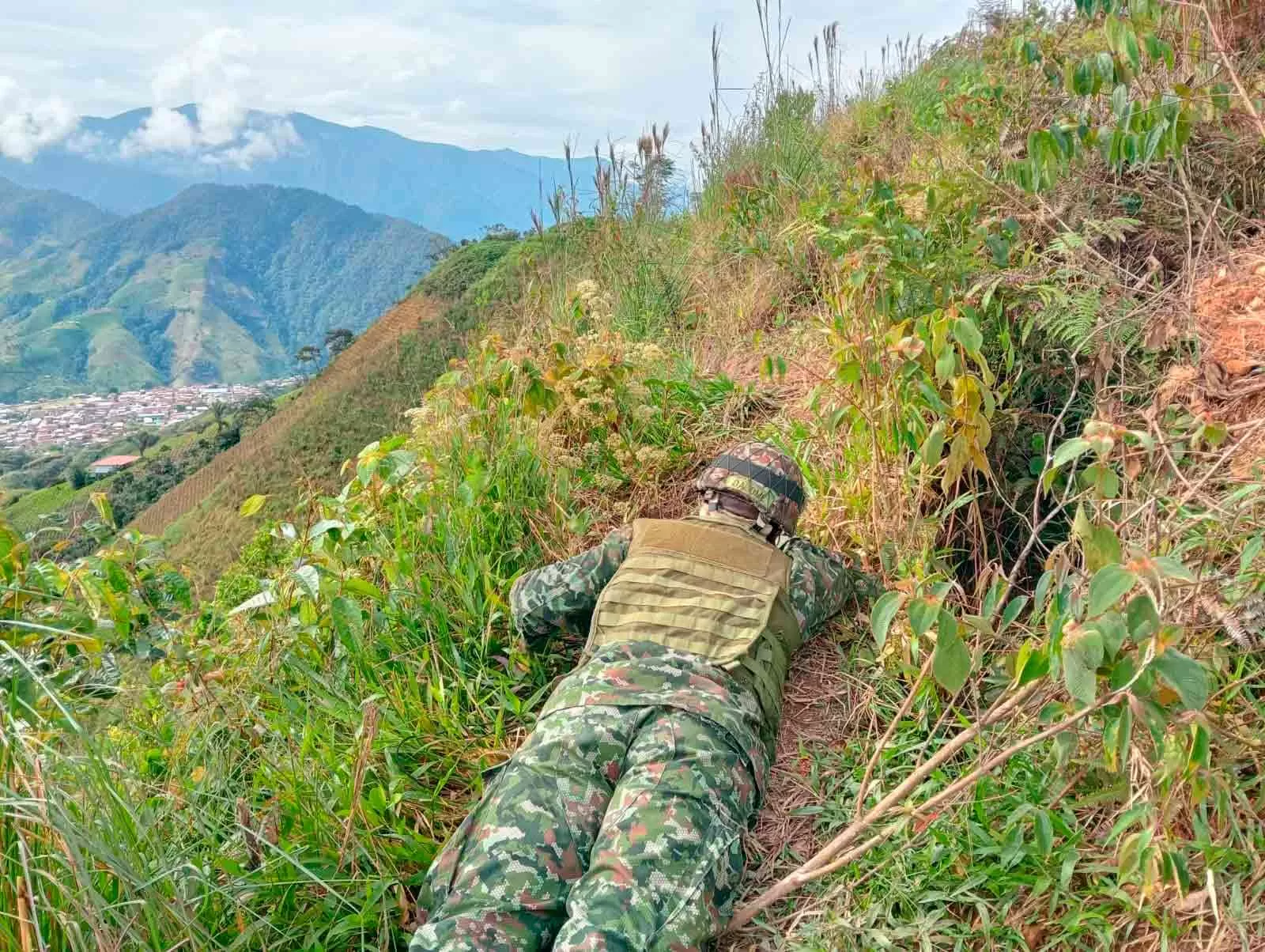 En menos de 12 horas, Ejército Nacional desactivó más de 100 kilos de explosivos en el cañón del Mica