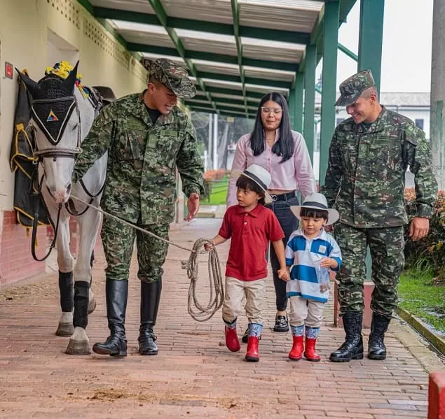 Volando sobre tierra con el Ejército el sueño ecuestre de dos niños